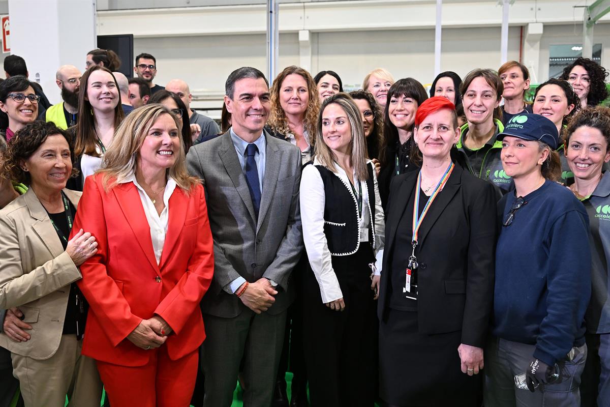 18/03/2025. Pedro Sánchez visita una planta de electrolizadores en Guadalajara. El presidente del Gobierno, Pedro Sánchez, junto a trabajado...